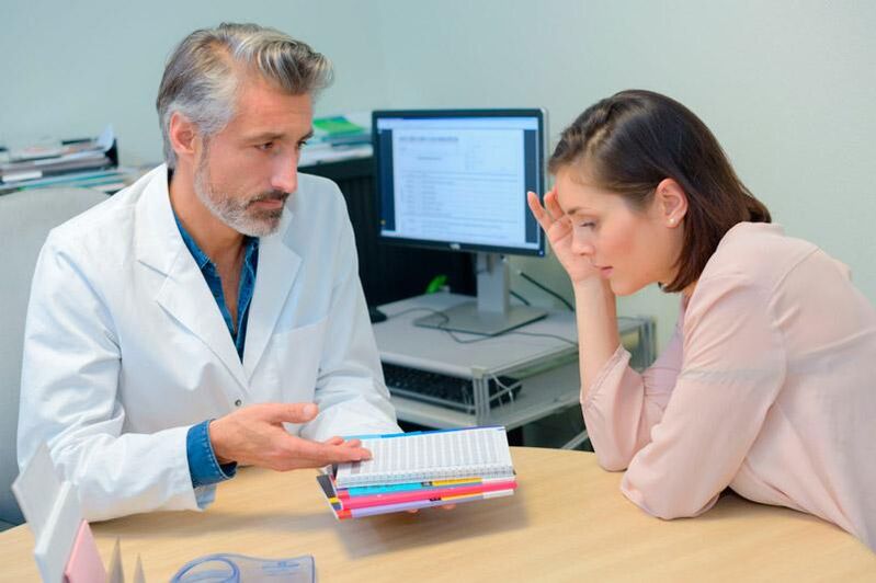 Pacient s príznakmi infekcie parazitmi na stretnutí s terapeutom